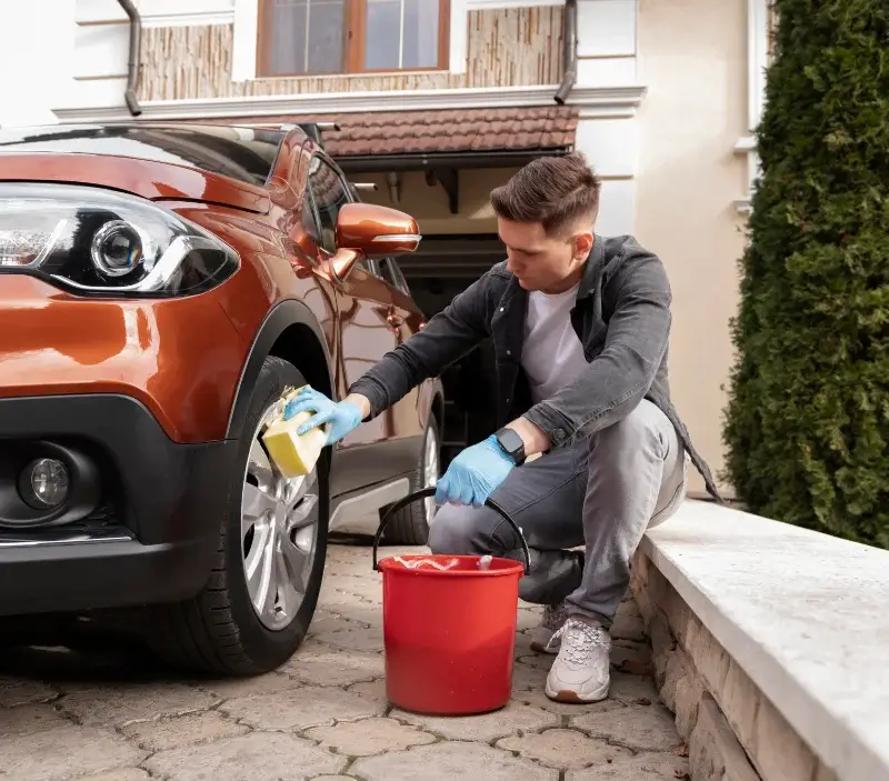 Lavage auto à domicile Noailly : professionnel intervenant sur un véhicule